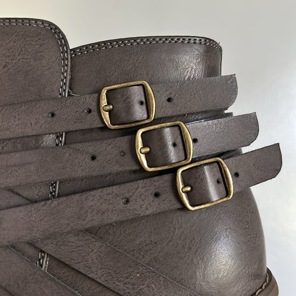 Journee Collection, grey leather boots, 3.5 inch heels, women’s size 10 - Picture 4 of 5